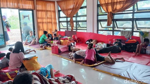Kondisi warga korban banjir yang mengungsi di kantor Kelurahan Katimbang, Makassar.