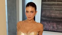 Kylie Jenner All Out di Golden Globes 2026, Pakai Gaun Emas & Berlian 75 Karat