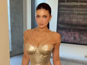 Kylie Jenner All Out di Golden Globes 2026, Pakai Gaun Emas & Berlian 75 Karat