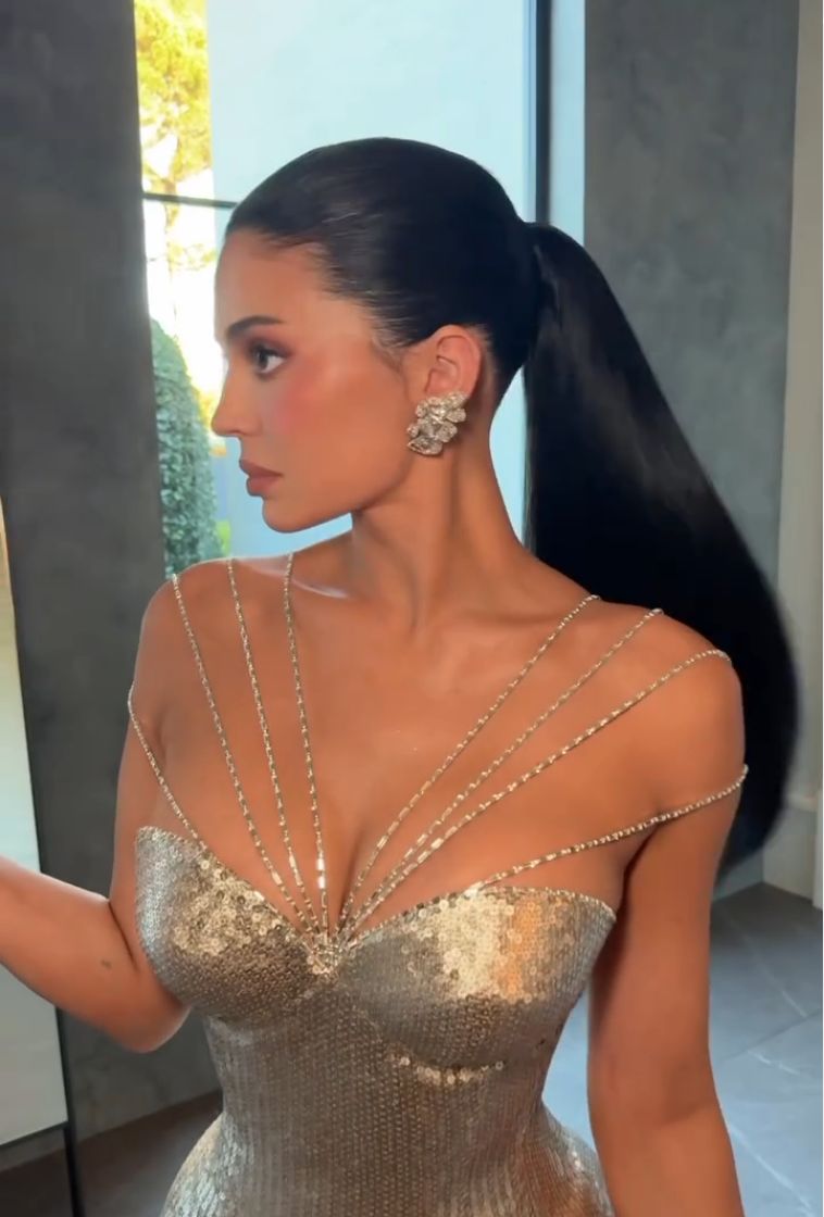 Gaya Kylie Jenner di Golden Globes 2026.