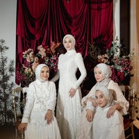 Menariknya, Nada mengaku merias wajahnya sendiri saat hari lamarannya. Dalam foto ini, terlihat ketika rekannya yang tergabung dalam Modinity Group hadir untuk memberikan dukungan unduk Nada. Antara lain Linda Anggrea, Alyssa Hawadi dan Zyta Delia. Indah juga terlihat memukau dengan hijab putih yang ditata sedikit lebih longgar di bagian dada namun tetap memberikan kesan terstruktur. Foto: Dok. Instagram @indahnadapuspita