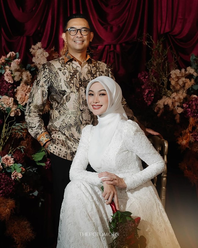 Saat bersanding dengan Dhani Yahya, Indah tampil dengan gaya hijab klasik rapi dan praktis. Foto: Dok. Instagram @indahnadapuspita.