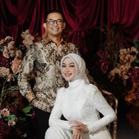 Saat bersanding dengan Dhani Yahya, Indah tampil dengan gaya hijab klasik rapi dan praktis. Foto: Dok. Instagram @indahnadapuspita.