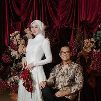 Influencer dan pengusaha hijab, Indah Nada Puspita baru saja dilamar oleh COO Baic Indonesia, Dhani Yahya, pada Sabtu (10/1/2026). Indah Nada Puspita memakai dress cantik serba putih, sedangkan calon suaminya mengenakan batik dan celana hitam. Foto: Dok. Instagram @indahnadapuspita.