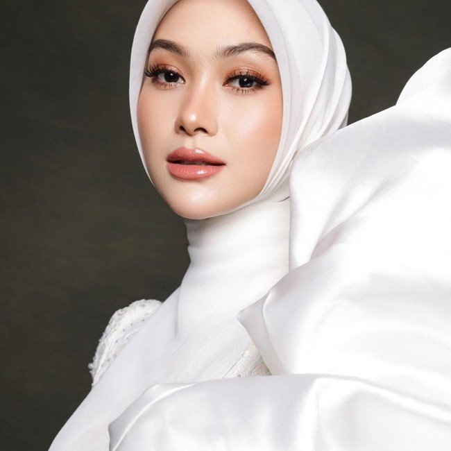 Dilamar COO Mobil Listrik, Intip Gaya Hijab Clean Look Indah Nada Puspita