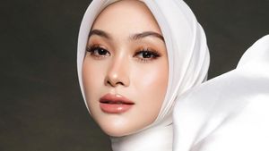 Dilamar COO Mobil Listrik, Intip Gaya Hijab Clean Look Indah Nada Puspita