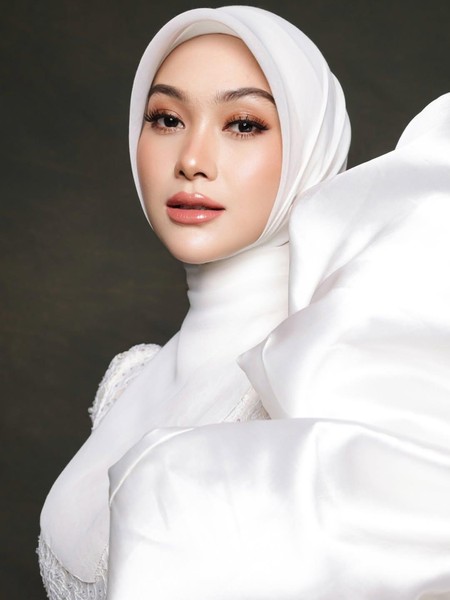 Dilamar COO Mobil Listrik, Intip Gaya Hijab Clean Look Indah Nada Puspita