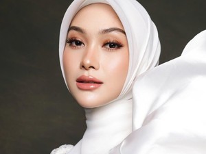 Dilamar COO Mobil Listrik, Intip Gaya Hijab Clean Look Indah Nada Puspita