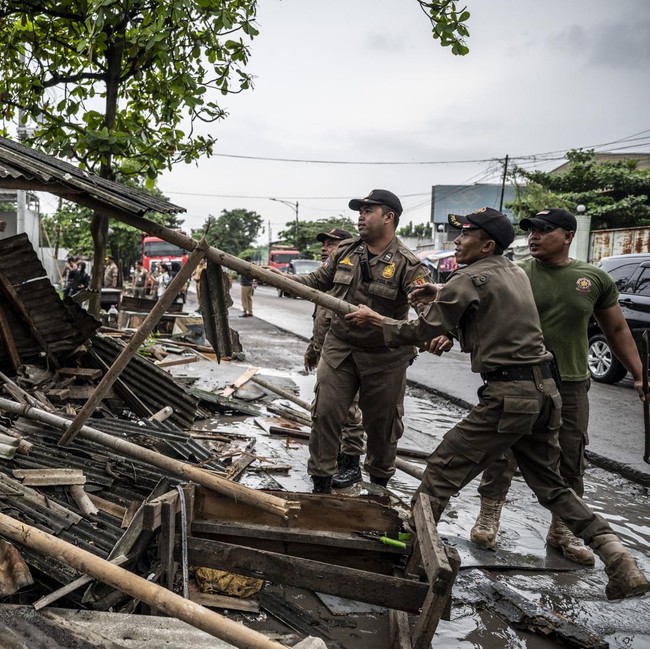 Lapak PKL Liar di Pasar Kobong Semarang Dibongkar