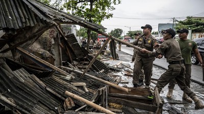 Lapak PKL Liar di Pasar Kobong Semarang Dibongkar