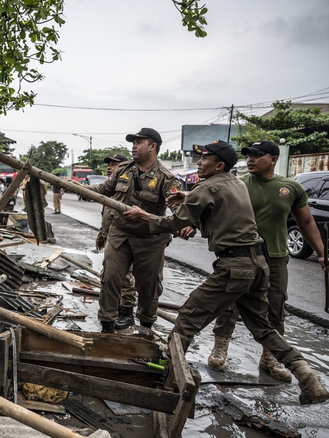 Lapak PKL Liar di Pasar Kobong Semarang Dibongkar