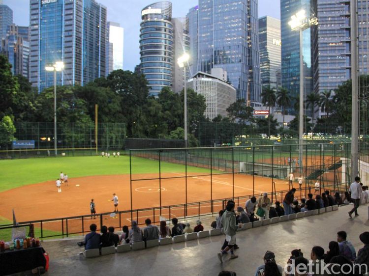 Lapangan Softball GBK Jadi Tempat Rehat Pulang Kerja hingga Piknik Warga