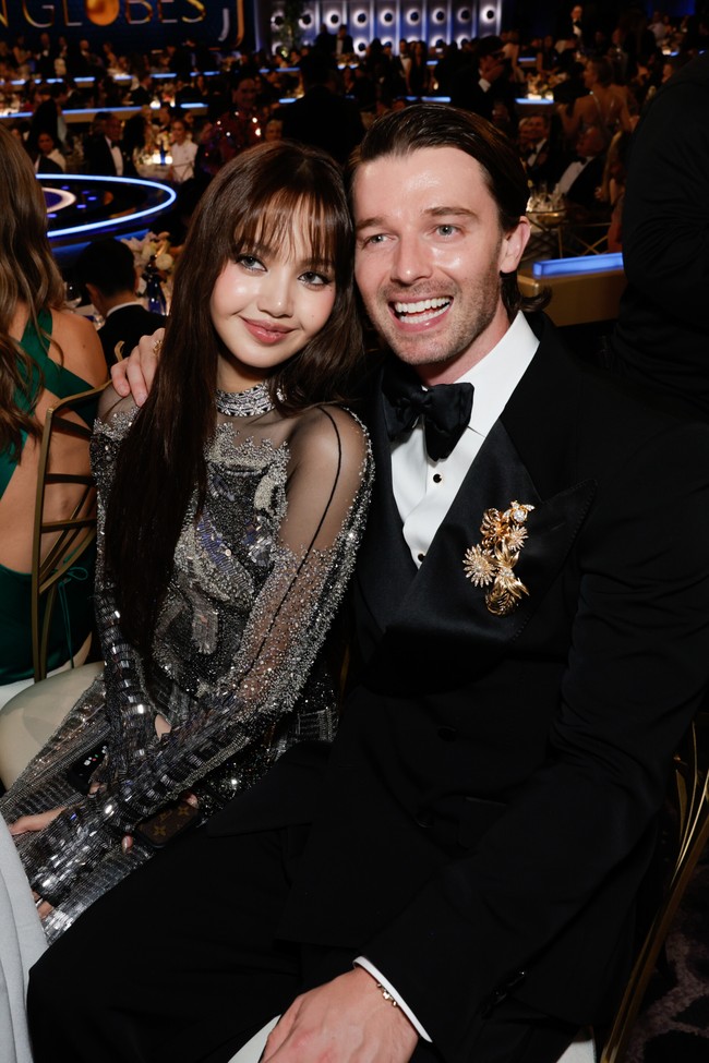 Acara penghargaan tersebut juga menjadi ajang reuni Lisa BLACKPINK bersama lawan mainnya di serial The White Lotus 3, Patrick Schwarzenegger. Foto: Getty Images