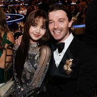 Acara penghargaan tersebut juga menjadi ajang reuni Lisa BLACKPINK bersama lawan mainnya di serial The White Lotus 3, Patrick Schwarzenegger. Foto: Getty Images