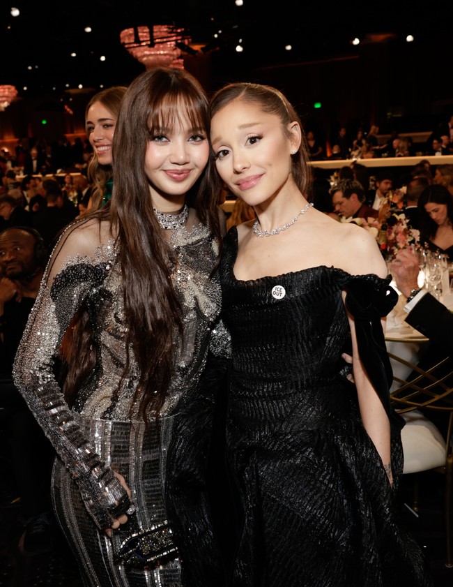 Sejumlah penggemar heboh menyorot interaksi Lisa BLACKPINK dan Ariana Grande usai turun dari panggung. Foto: Getty Images