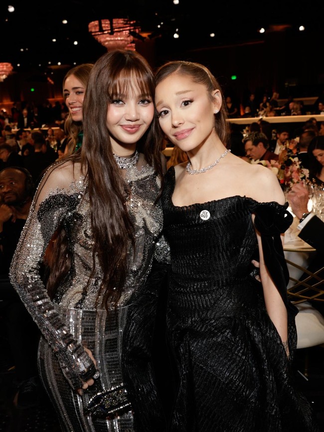 Gaya Lisa BLACKPINK di Panggung Golden Globes 2026, Reuni Bareng Ariana Grande
