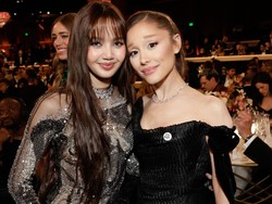 Gaya Lisa BLACKPINK di Panggung Golden Globes 2026, Reuni Bareng Ariana Grande