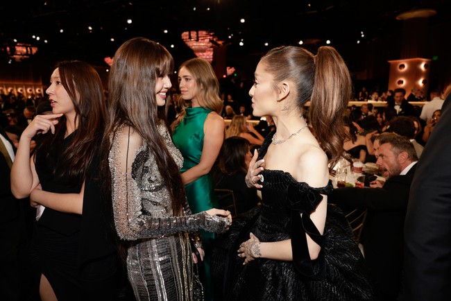 Keduanya menunjukkan keakraban setelah berfoto bersama personel BLACKPINK lainnya di Coachella 2019. Foto: Getty Images