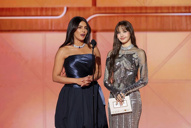 Lisa BLACKPINK pun mencetak sejarah sebagai idol KPop pertama yang ditunjuk menjadi presenter Golden Globe Awards 2026. Saat tiba di red carpet, ia telah memancarkan keanggunan, berbalut gaun hitam transparan Jacquemus, dipadukan dengan kalung choker bertingkat berhias batu berlian. Foto: Getty Images