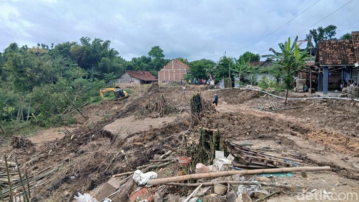 Longsor di Ngetrep Blora, Jalan Desa Ambles-Warga Mengungsi