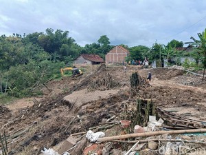 Longsor di Ngetrep Blora, Jalan Desa Ambles-Warga Mengungsi