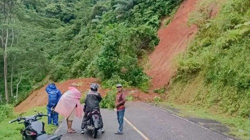 Longsor ruas jalan Reo-Ruteng, Manggarai, NTT, menyebabkan arus lalu lintas lumpuh, Senin (12/1/2026).