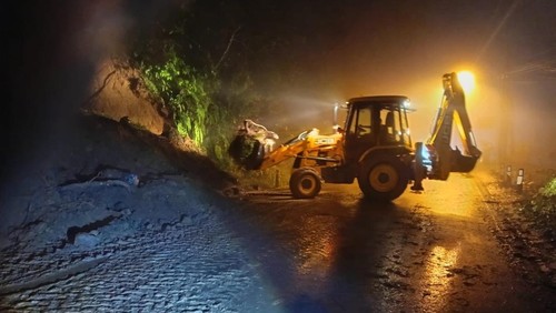 Petugas melakukan penanganan longsor di Jalan Singaraja–Denpasar, tepatnya di Desa Wanagiri, Kecamatan Sukasada, Buleleng, Bali, Senin (12/1/2026) malam.