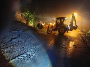 Longsor Tutup Setengah Badan Jalan Singaraja-Denpasar