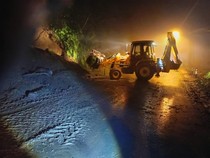 Longsor Tutup Setengah Badan Jalan Singaraja-Denpasar