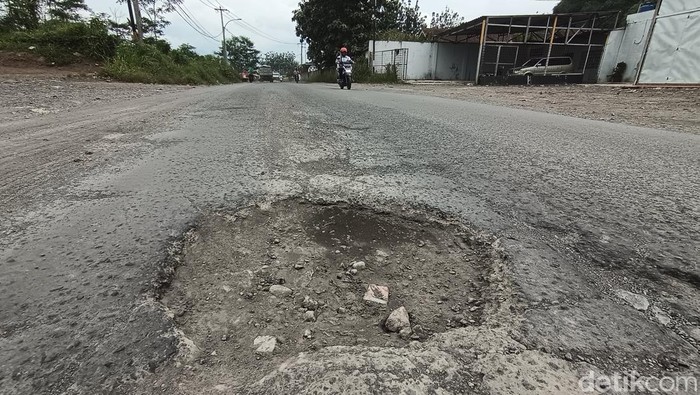 Warga Keluhkan Kerusakan Jalan Mangin Tasikmalaya