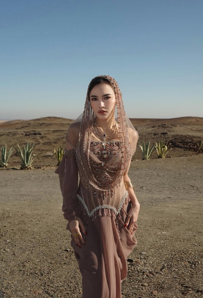 Mahalini Raharja mencuri perhatian saat menghadiri acara after party pernikahan sahabatnya, Ranggaz Ananta Laksmana dan Angie Prijanto, yang digelar di Marrakesh, Maroko. Ia mengenakan gaun custom berwarna cokelat keemasan karya desainer Diana M Putri, yang dikenal sebagai desainer langganan artis dunia, seperti Lisa dan Jennie BLACKPINK. Gaun ini memadukan siluet modern dengan sentuhan etnik Timur Tengah yang kuat. Foto: Instagram/@mahaliniraharja