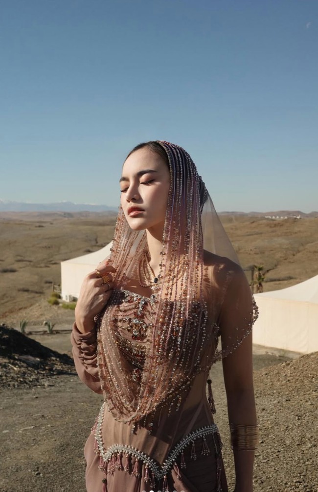 Busana Mahalini dihiasi drapery lembut dengan taburan manik-manik, payet, serta detail bordir berkilau yang menyelimuti area dada hingga pinggang, menciptakan efek glamor namun tetap elegan. Foto: Instagram/@mahaliniraharja