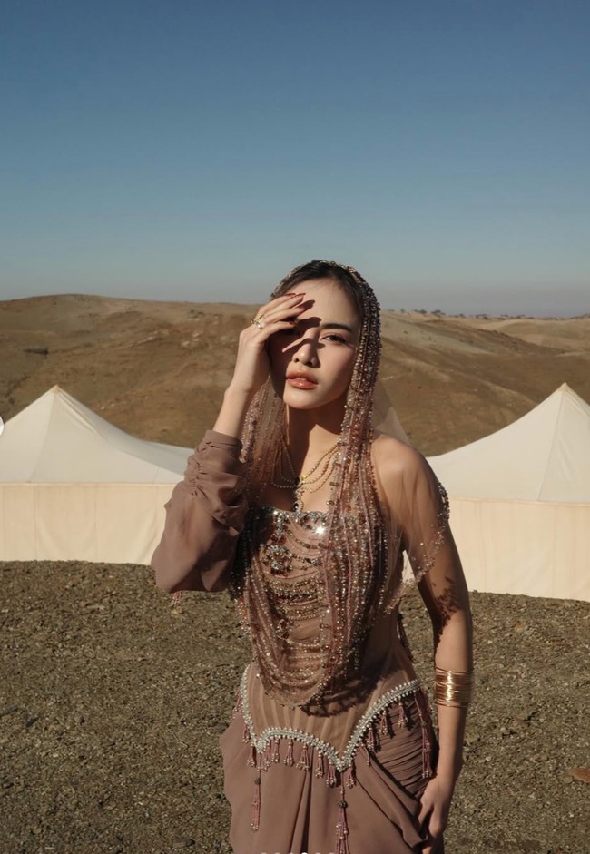 Riasan wajah Mahalini terlihat flawless dengan complexion glowing. Fokus makeup ada pada mata yang dibuat tajam dengan eyeliner tegas dan bulu mata lentik, dipadukan dengan lipstik nude, membuat wajahnya makin terlihat cantik dan memukau. Foto: Instagram/@mahaliniraharja