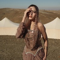 Riasan wajah Mahalini terlihat flawless dengan complexion glowing. Fokus makeup ada pada mata yang dibuat tajam dengan eyeliner tegas dan bulu mata lentik, dipadukan dengan lipstik nude, membuat wajahnya makin terlihat cantik dan memukau. Foto: Instagram/@mahaliniraharja