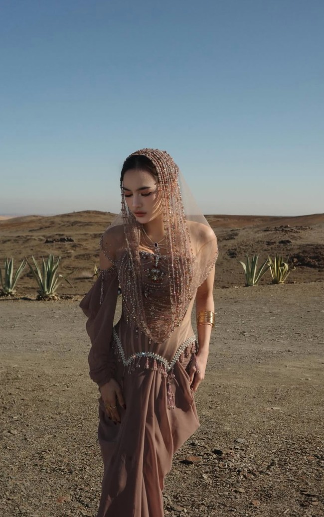 Untuk aksesori tambahan, Mahalini mengenakan kalung emas berlayer, gelang, serta cincin bernuansa senada yang memperkuat kesan luxury tanpa terlihat berlebihan. Tak sedikit yang memuji penampilan totalitas istri Rizky Febian itu. Foto: Instagram/@mahaliniraharja