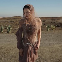 Untuk aksesori tambahan, Mahalini mengenakan kalung emas berlayer, gelang, serta cincin bernuansa senada yang memperkuat kesan luxury tanpa terlihat berlebihan. Tak sedikit yang memuji penampilan totalitas istri Rizky Febian itu. Foto: Instagram/@mahaliniraharja