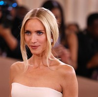 Brittany Snow   Pemeran The Hunting Wives memberi contoh makeup mininlais tapi tetap elegan. Rambut ponytail rendah, complexion natural, dan lip gloss ringan membuat tampilannya terlihat effortless tapi tetap polished.Foto: dok. Getty Images