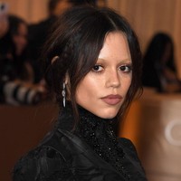 Jenna OrtegaBintang Wednesday ini setia pada makeup gothic glam khasnya. Jenna tampil mencolok dengan alis yang di-bleach sepenuhnya, dipadukan eyeshadow minimal dan lipstik netral bernuansa coklat nudr. Tanpa alis justru jadi statement utama yang mencuri perhatian.Foto: dok. Getty Images