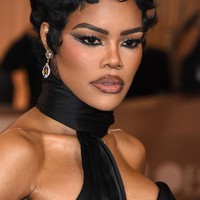 Teyana Taylor   Makeup Teyana sama dramatisnya dengan busananya yang penuh detail. Alis tegas dan double eyeliner smoky memperkuat kesan bold sekaligus edgy di karpet merah.Foto: dok. Getty Images