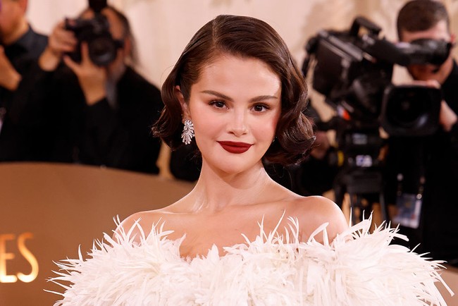 Selena Gomez   Pendiri Rare Beauty ini memadukan lipstik berry bold yang memberi sentuhan dramatis pada tampilan Old Hollywood glamour-nya. Sederhana, klasik, tapi tetap powerful.Foto: dok. Getty Images