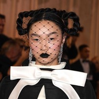 Makeup Gothic hingga Poni Barbie, 8 Gaya Artis di Golden Globes 2026