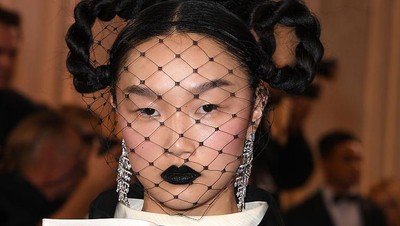 Makeup Gothic hingga Poni Barbie, 8 Gaya Artis di Golden Globes 2026