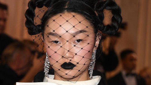 Makeup Gothic hingga Poni Barbie, 8 Gaya Artis di Golden Globes 2026