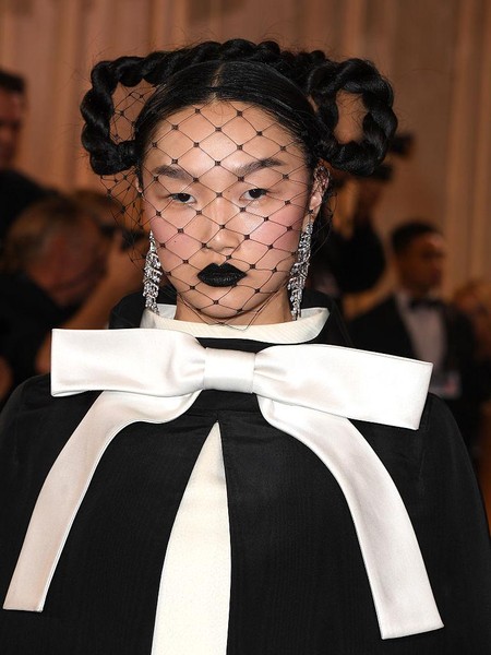 Makeup Gothic hingga Poni Barbie, 8 Gaya Artis di Golden Globes 2026