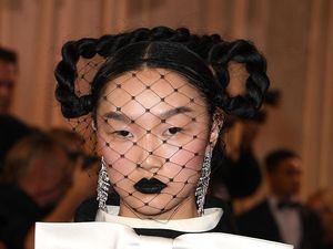 Makeup Gothic hingga Poni Barbie, 8 Gaya Artis di Golden Globes 2026