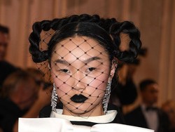 Makeup Gothic hingga Poni Barbie, 8 Gaya Artis di Golden Globes 2026