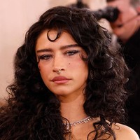 Odessa A’zion   Aktris Marty Supreme ini tampil dengan makeup terinspirasi era 80-an, lengkap dengan alis tebal. Rambut ikalnya yang khas menambah kesan retro-modern. Foto: dok. Getty Images