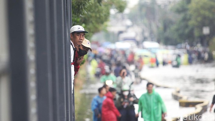 Hingga pukul 13.00 WIB, banjir masih menggenangi kawasan perbelanjaan Mangga Dua, Jakarta Utara, Senin (12/1/2026).