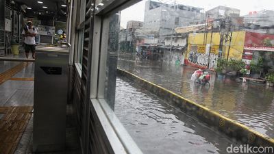 Mangga Dua Banjir, Layanan TransJakarta Terhenti