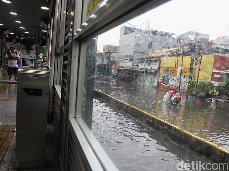 Mangga Dua Banjir, Layanan TransJakarta Terhenti